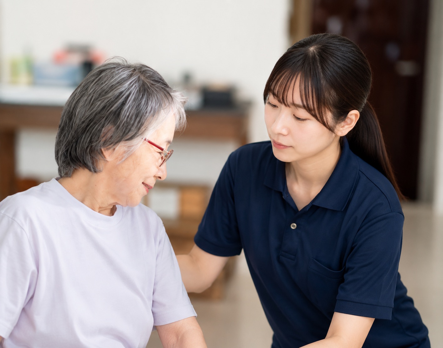 利用者に寄り添いケアをするスタッフ