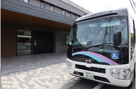施設の前に停車したツアーのバス